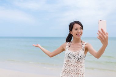 selfie tarafından cep telefonu alarak kadın 