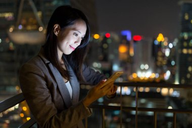 Cep telefonuyla geceleri işkadını