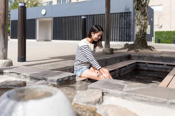 Donna godere di piedi onsen — Foto Stock