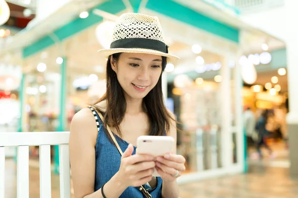 Cep telefonu kullanan kadın 