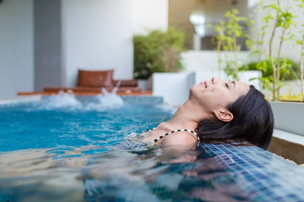 Vrouw genieten en ontspannen op jacuzzi spa — Stockfoto