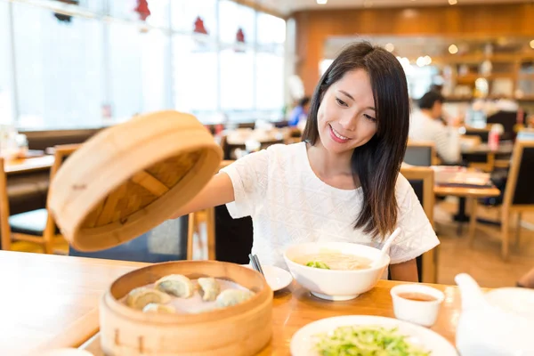 Femme profiter au restaurant chinois — Photo
