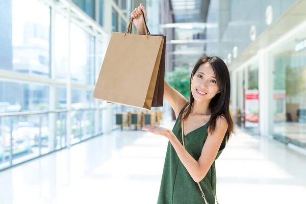 Mulher segurando sacos de compras no shopping — Fotografia de Stock