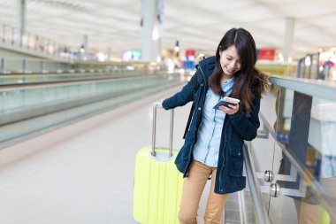 Kadın gidip seyahat cep telefonu kullanarak 