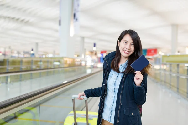 Жінка їде подорожувати в міжнародному аеропорту з паспортом — стокове фото