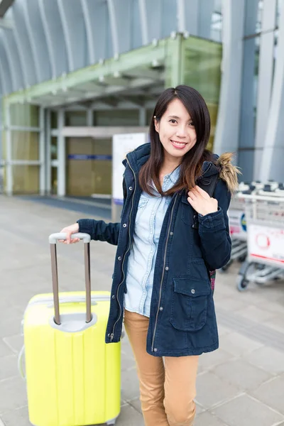 Asiatin reist mit Koffer am Flughafen — Stockfoto