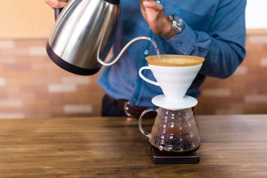 Barista kahve üzerine su dökerek