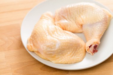 Çiğ tavuk bacağı.