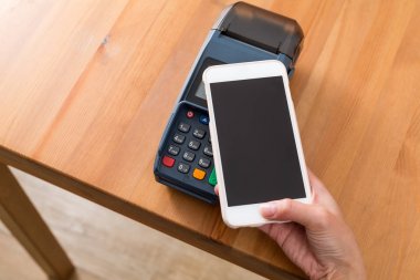 Pos makinesi üzerinde para ödemek