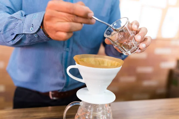 Barista fabrication de café goutte à goutte à main — Photo