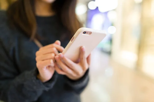 Mujer enviando SMS en el teléfono móvil — Foto de Stock