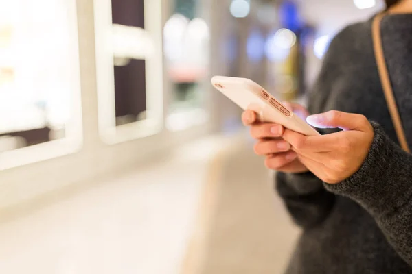 Donna che utilizza il cellulare per online — Foto Stock