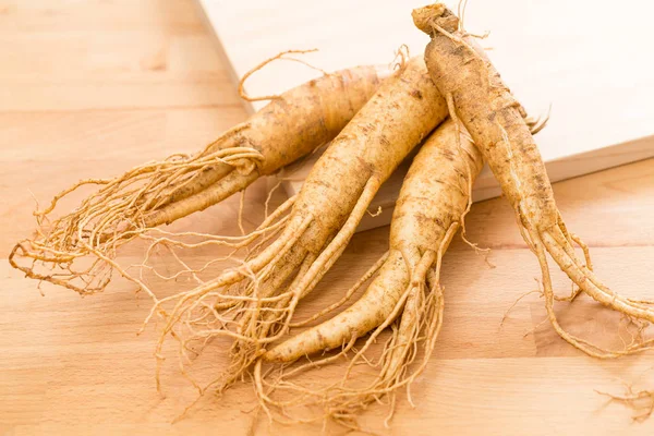 Ginseng coreano em fundo de madeira — Fotografia de Stock