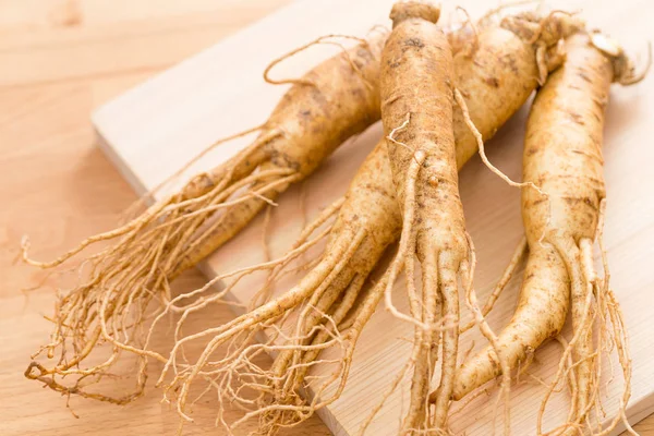 Ginseng coreano em fundo de madeira — Fotografia de Stock