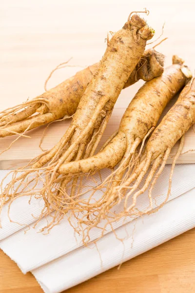 Korean ginseng on wooden background — Stock Photo, Image