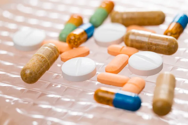 Kolorowe leki i tabletki — Zdjęcie stockowe