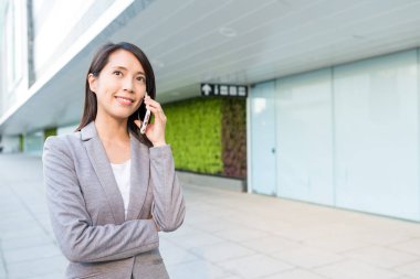 İşkadını sohbet üstünde hareket eden telefon