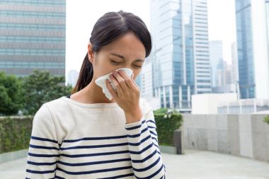 Kadın acı açık, hapşırma