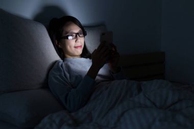 Cep telefonunuzun geceleri çalışan kadın