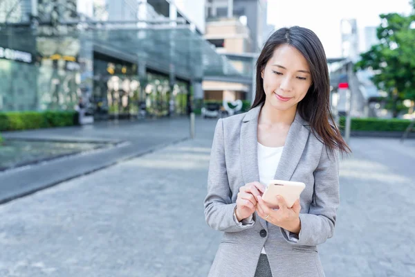 Femme d'affaires travaillant sur téléphone portable — Photo