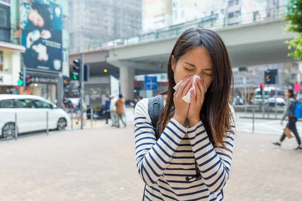 女性が屋外でくしゃみを苦しむ — ストック写真