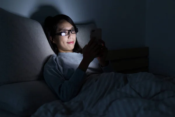 Mujer trabajando en el teléfono celular por la noche —  Fotos de Stock