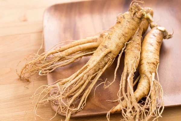 Ginseng coreano su sfondo di legno — Foto Stock