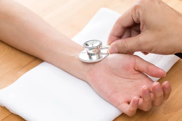 Pulse diagnostic on hand — Stock Photo, Image