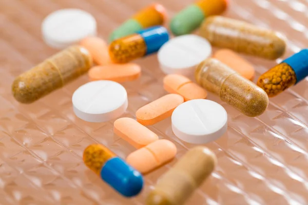 Красочные лекарства и таблетки — стоковое фото