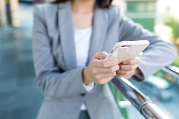 Geschäftsfrau arbeitet am Handy — Stockfoto