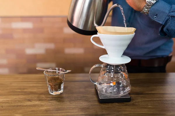 Barista verser de l'eau sur le moulin à café avec filtre — Photo