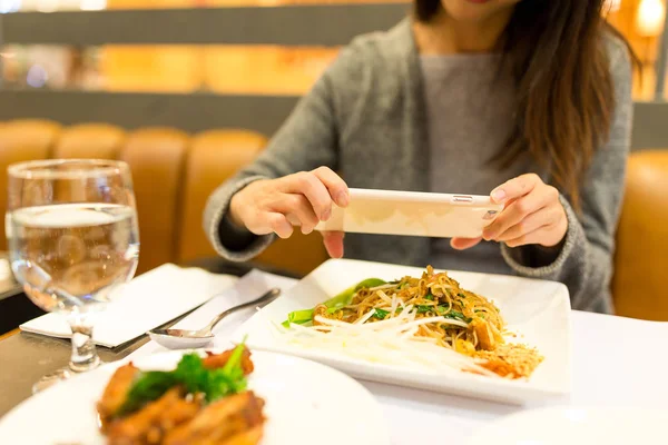 Vrouw nemen foto op haar diner — Stockfoto