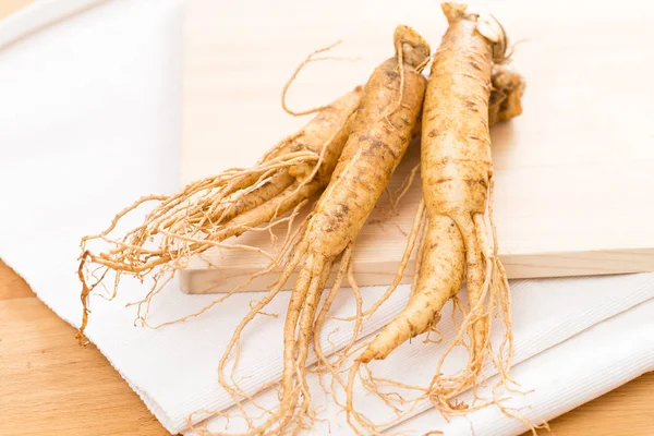 Frische Ginsengwurzel — Stockfoto