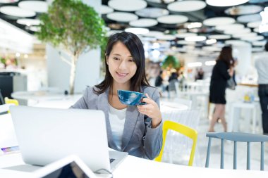 Dizüstü bilgisayar üzerinde çalışan iş kadını