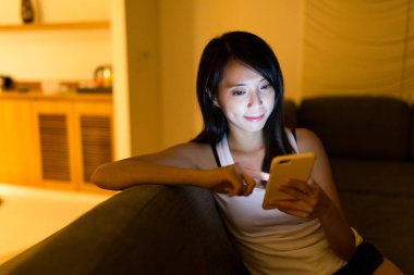 Geceleri cep telefonu kullanan kadın