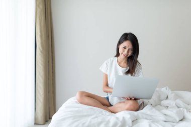 Dizüstü bilgisayarda çalışan kadın