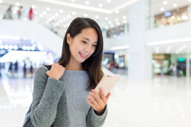 cep telefonu üzerinde çalışan kadın 