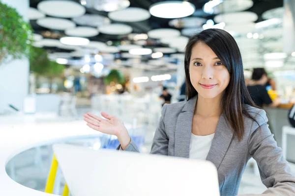 Businesswoman working on laptop computer — Stock Photo, Image