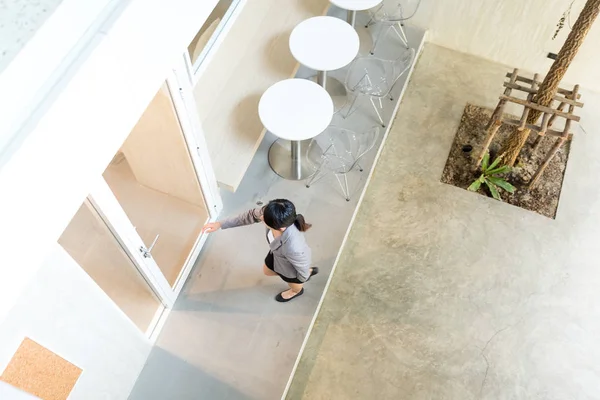 Geschäftsfrau betritt das Büro — Stockfoto