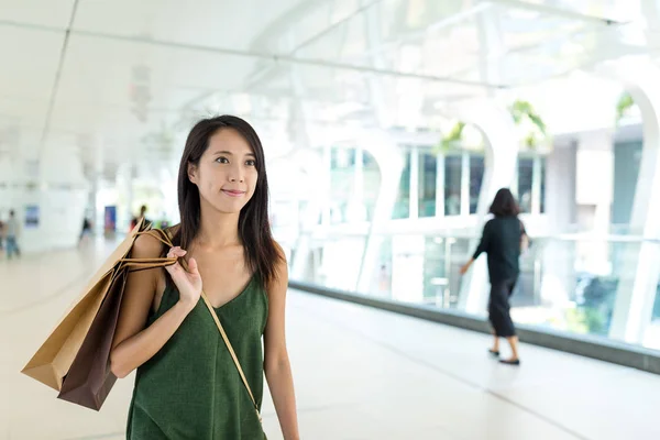 Mulher segurando sacos de compras e andando — Fotografia de Stock