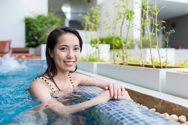 Mujer en jacuzzi piscina — Foto de Stock