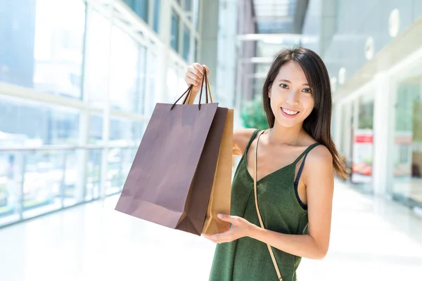 Femme tenant des sacs à provisions — Photo