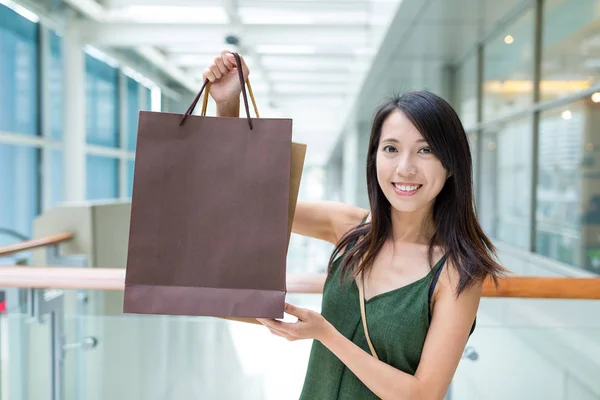 Asiatico donna holding shopping bags — Foto Stock