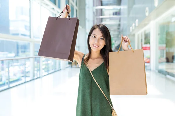 Donna che solleva borse della spesa — Foto Stock