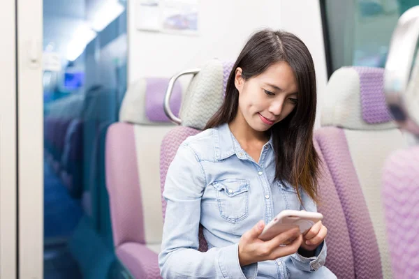 Mulher enviando SMS no celular no trem — Fotografia de Stock