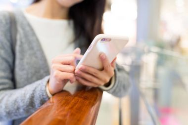 Cep telefonu kullanan kadın