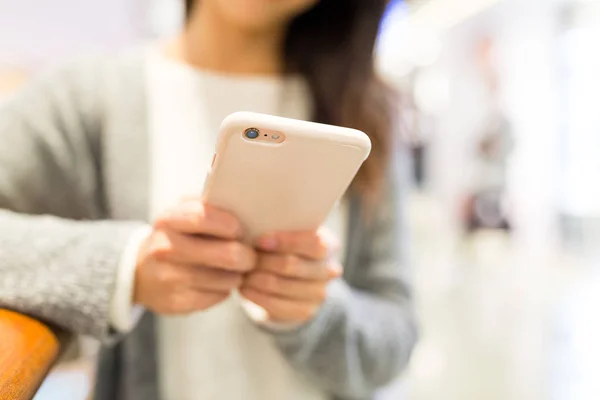 Woman using mobile phone — Stock Photo, Image