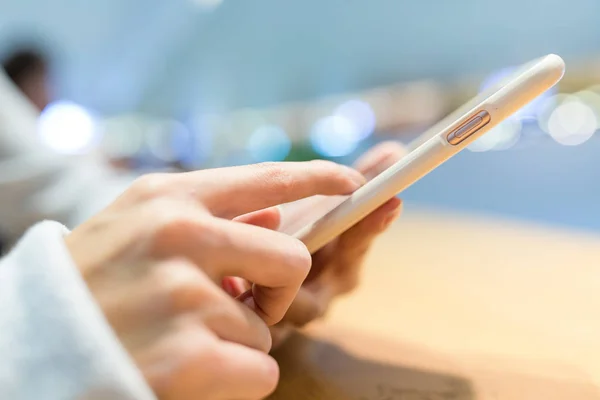 Woman using mobile phone — Stock Photo, Image