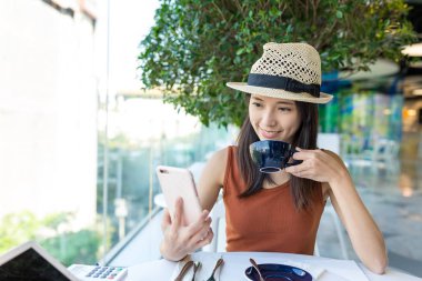 selfie tarafından cep telefonu alarak kadın