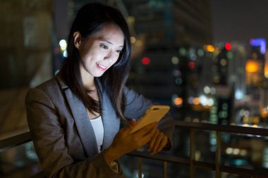 Cep telefonu kullanan iş kadını